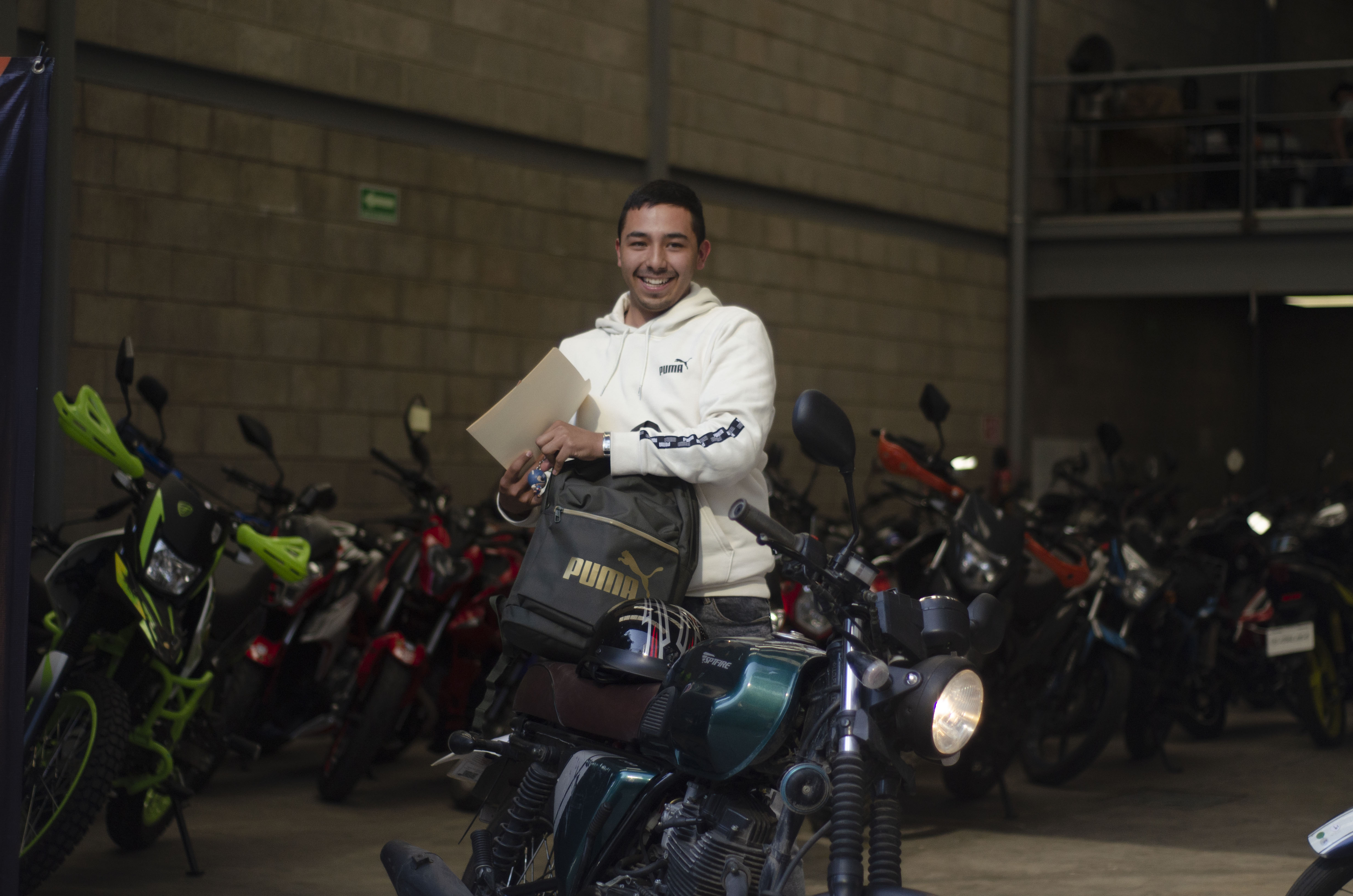 Repartidores de plataformas en moto entregando pedidos, uno dice 'llegaron las pipshas'